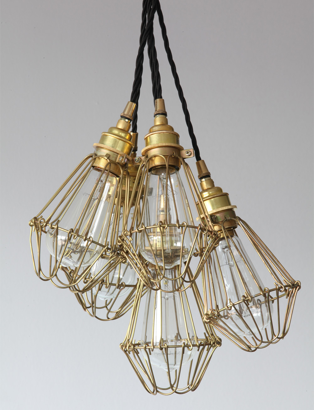 Gruppe aus fünf einfachen Käfig-Pendelleuchten im Industriestil: Käfiglampen als Bündel aufgehängt, mit „Edison“-Birnen: „Messing poliert/goldfarben lackiert“
