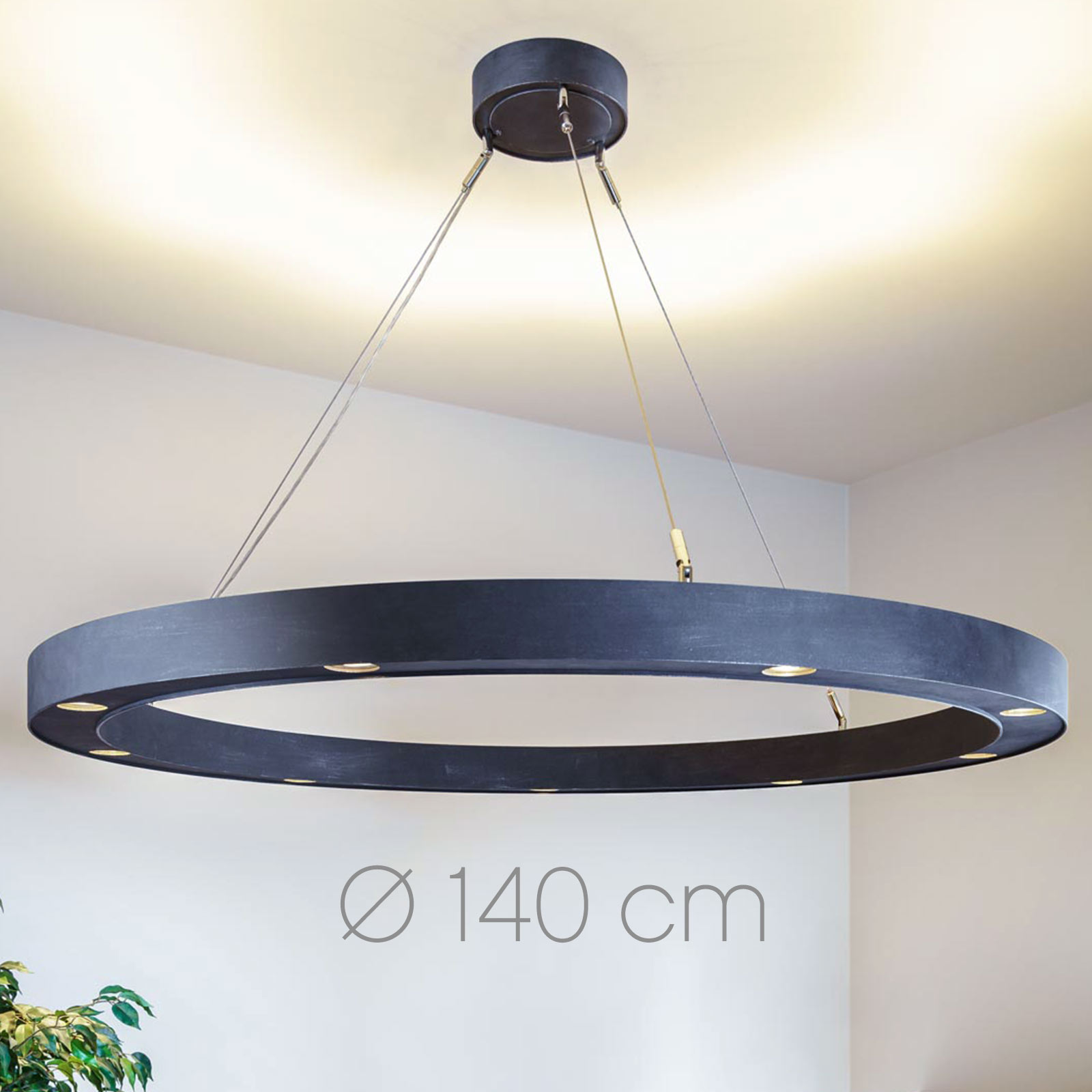 Massiver Ring-Hängeleuchter HL2699 mit Up & Down-Spots, Ø 140 cm Massiver Ring-Hängeleuchter HL2699 mit Up & Down-Spots, Ø 140 cm