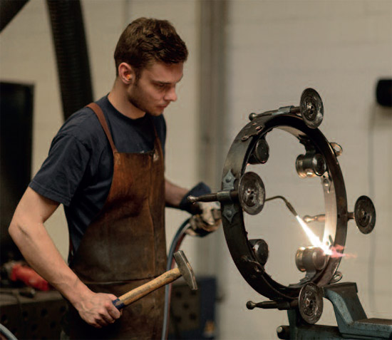 Bild 5: Aufwändige, handwerkliche Fertigung in der Südlohner Schmiede Großer geschmiedeter Kerzen-Leuchter mit Strahlern nach unten: Aufwändige, handwerkliche Fertigung in der Südlohner Schmiede