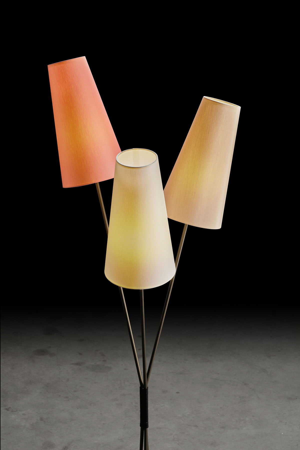 FIFTIES – Stehlampe im 50er Jahre-Look mit drei Schirmen im Bündel, viele Farben: Gestell in Fumé matt, Schirme in Rosa, Champagner, Sand