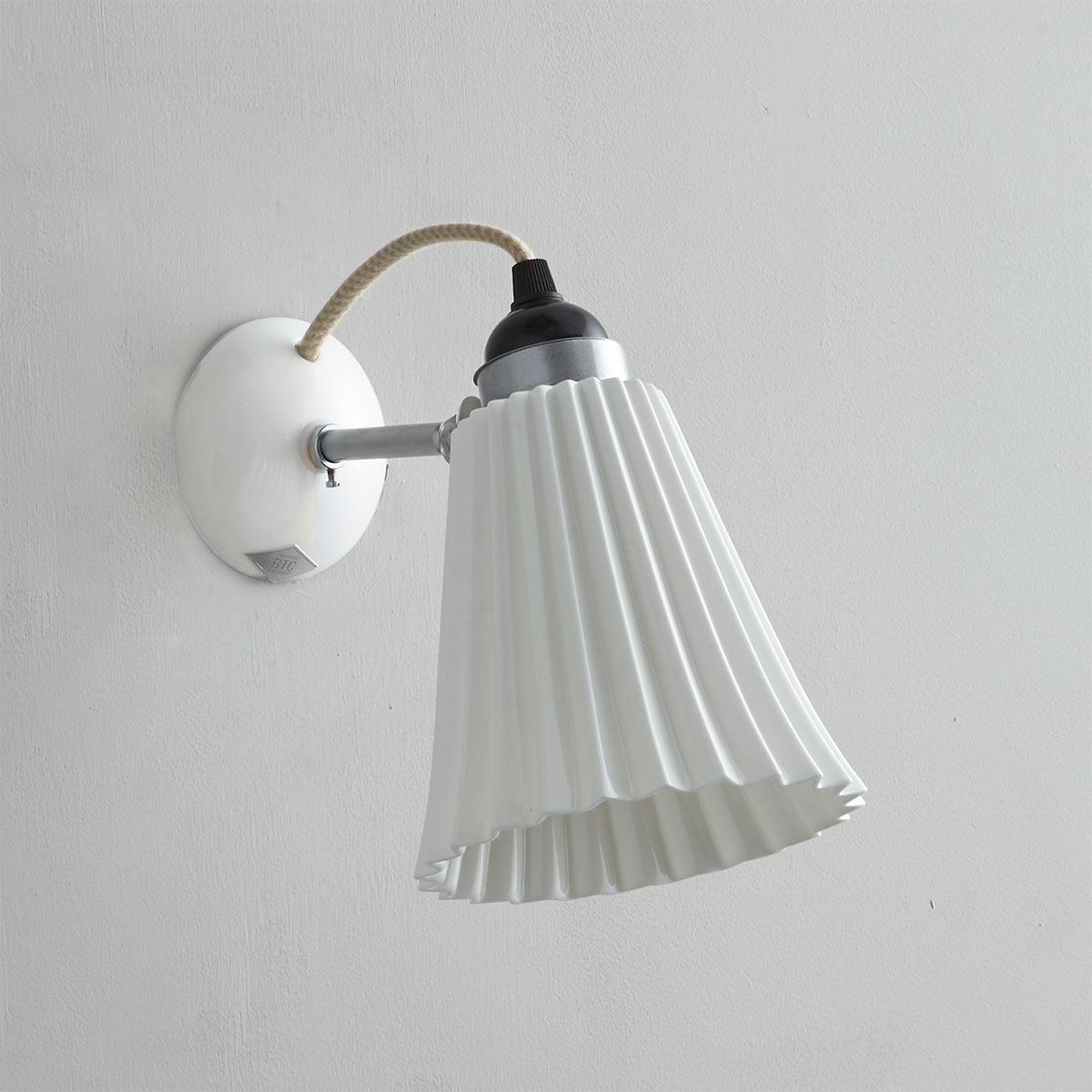 Kleine Wandlampe mit geriffeltem Porzellanschirm: Mittleres Modell in weiß: Eine schöne Wandlampe für das Schlafzimmer