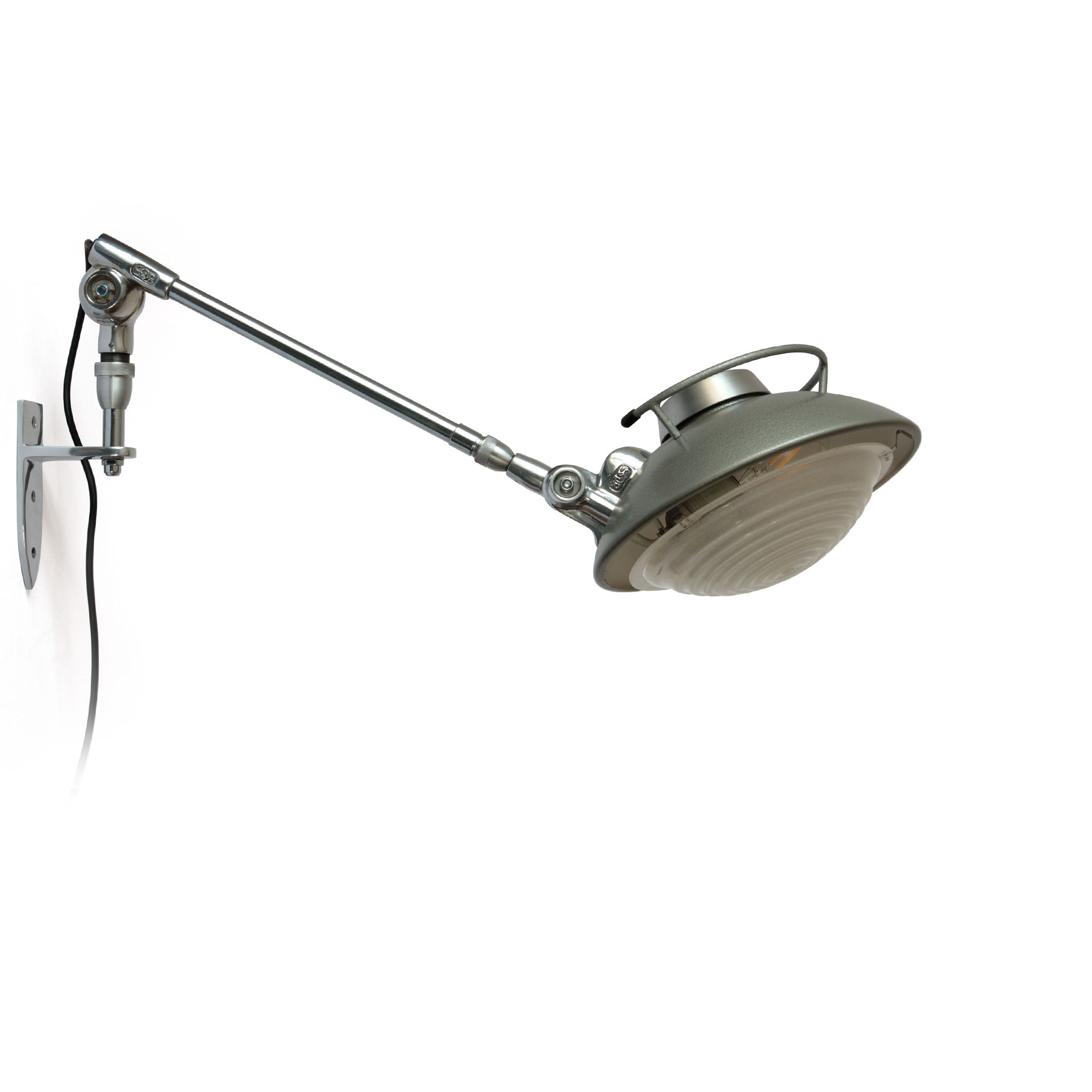 Bild 2: Der Wandarm lässt sich dank Teleskop-Mechanismus in der Ausladung verstellen Gelenk-Wandleuchte nach Ferdinand SOLÈRE im Industriestil der 1950er Jahre: Der Wandarm lässt sich dank Teleskop-Mechanismus in der Ausladung verstellen