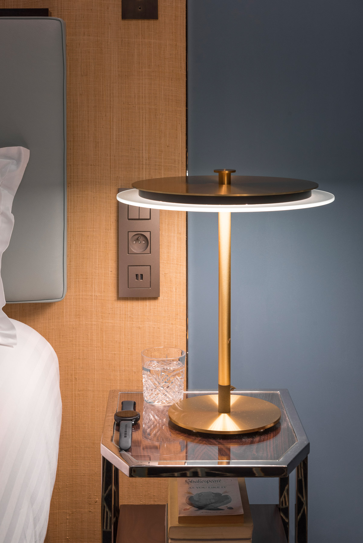 Elegante Messing-Tischleuchte JOHNSON mit Diffusor-Scheibe: ... oder als Nachttischlampe im Schlafzimmer.