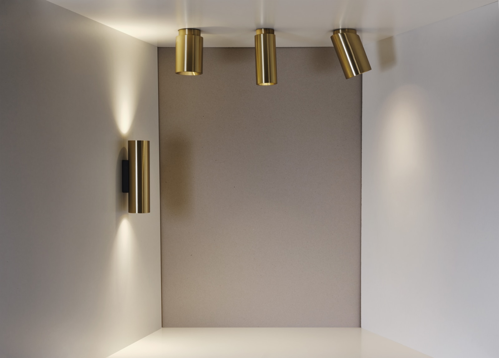 Bild 4: Die Messing-Modelle der TOBO-Kollektion Up & Down-Wandstrahler TOBO in schwarz, weiß oder Messing: Die Messing-Modelle der TOBO-Kollektion