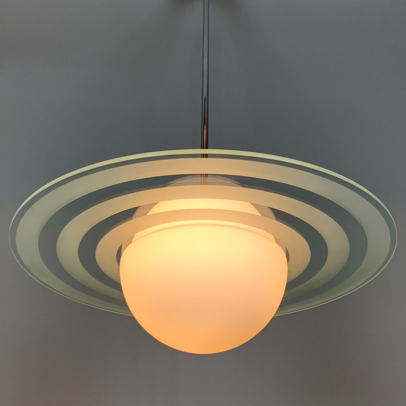 „Saturn“-Hängeleuchte: Glasscheibe mit geätzten Ringen: Modell 1 mit drei Ringen, Opalglas matt, Messing glänzend vernickelt