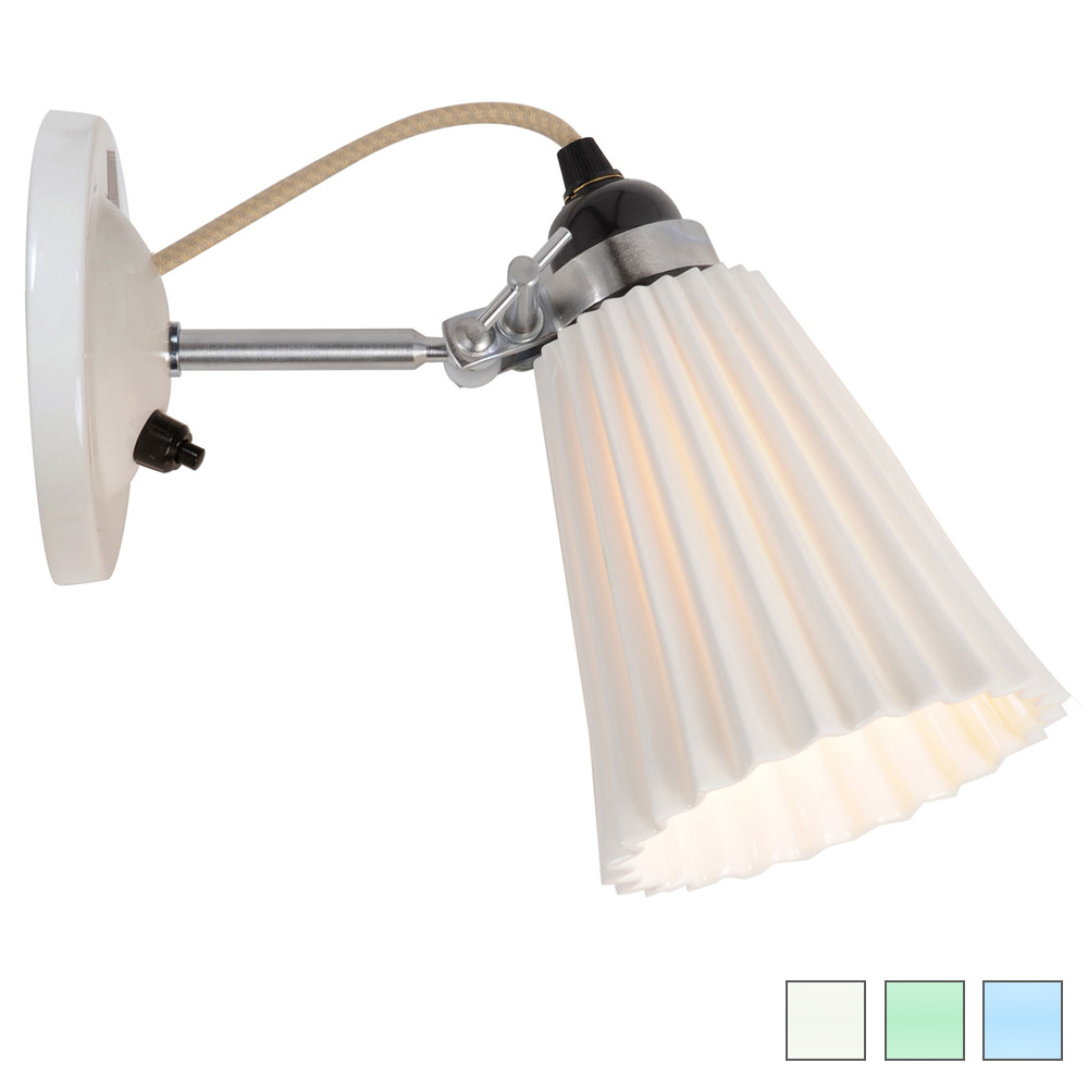 Kleine Wandlampe mit geriffeltem Porzellanschirm: Charmante Wandlampe mit Schirm und Sockel aus Knochenporzellan, hier das mittlere Modell