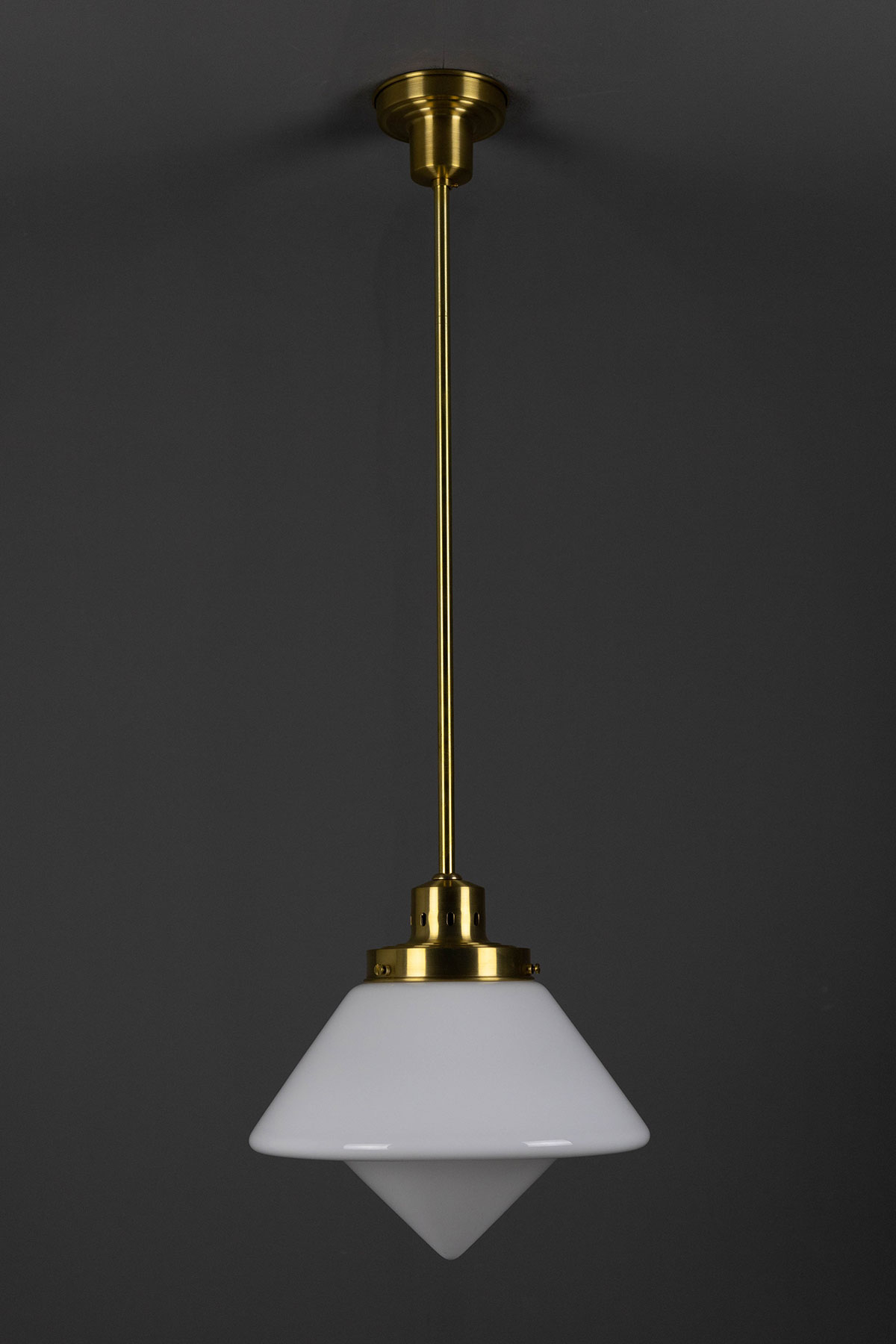 Bild 6: Messing natur Art déco-Pendelleuchte mit opalem Kegel-Glasschirm: Messing natur