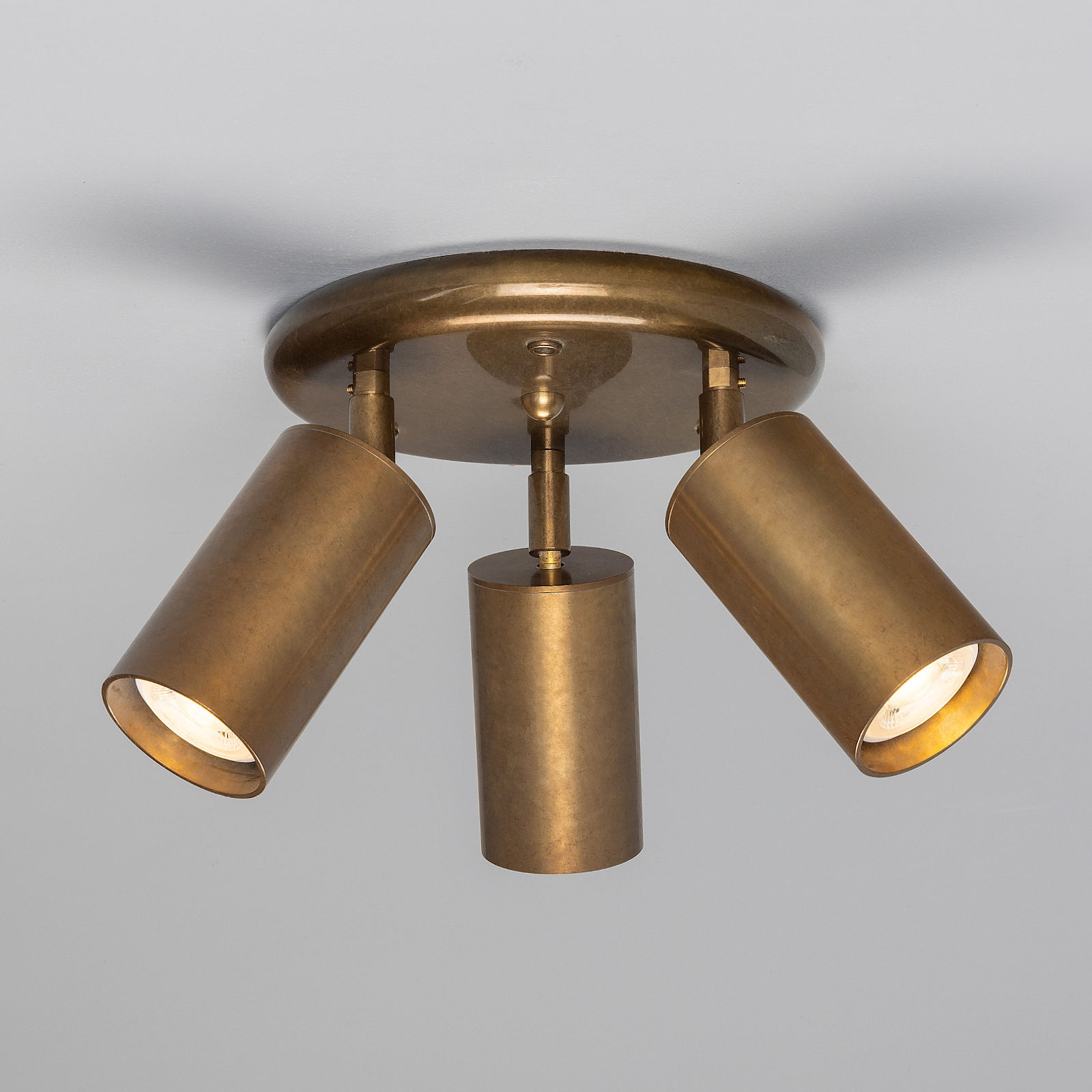 Dreiflammiger Deckenstrahler aus Messing Dreiflammiger Deckenstrahler aus Messing